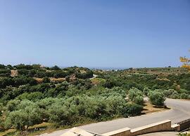 Villa in Sfakaki With Private Pool & Beach Access