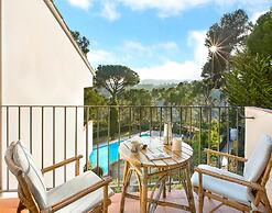 Apartment With Shared Pool for 4 People