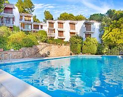 Apartment With Shared Pool for 4 People