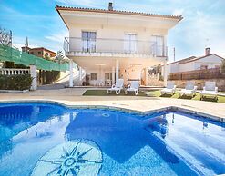 Villa in Lloret de Mar With Private Pool