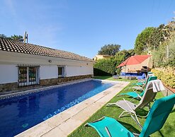 Serene Villa With Yard in Lloret de Mar