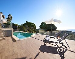 Beautiful Villa With Terrace Near Beach