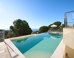 Beautiful Villa With Terrace Near Beach