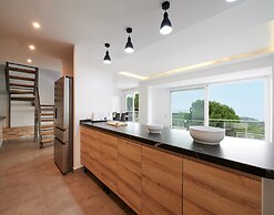 Beautiful Villa With Terrace Near Beach