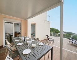 Beautiful Villa With Terrace Near Beach