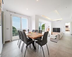 Beautiful Villa With Terrace Near Beach