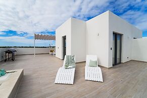4 Bedroom Beach Penthouse w Private Rooftop