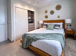 4 Bedroom Beach Penthouse w Private Rooftop