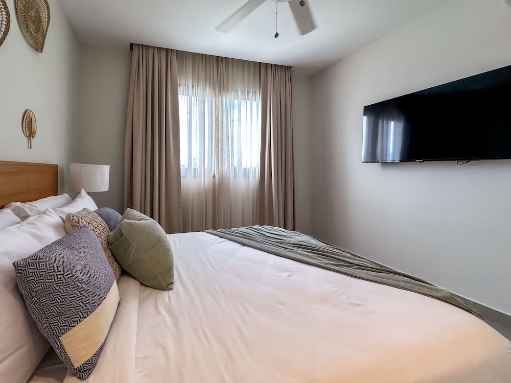 4 Bedroom Beach Penthouse w Private Rooftop