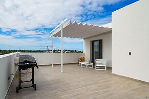 4 Bedroom Beach Penthouse w Private Rooftop
