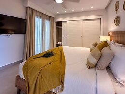 4 Bedroom Beach Penthouse w Private Rooftop