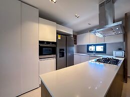4 Bedroom Beach Penthouse w Private Rooftop