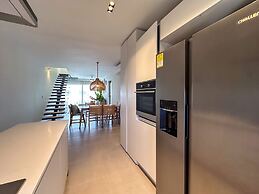 4 Bedroom Beach Penthouse w Private Rooftop