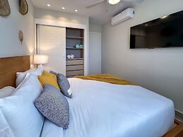 4 Bedroom Beach Penthouse w Private Rooftop