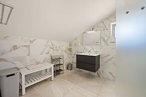 Sea View Vacation Apartment in Cres