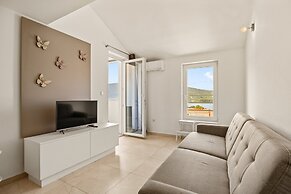 Enchanting Summer Apartment With Sea View