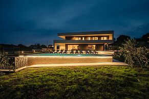 Luxurious Villa With Pool in Sveti Bartul