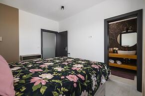 Luxurious Villa With Pool in Sveti Bartul