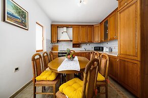 Spacious Apartment in Markoci