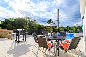 Spacious Apartment in Markoci