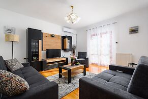 Spacious Apartment in Markoci