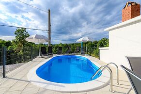 Spacious Apartment in Markoci
