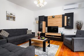 Spacious Apartment in Markoci