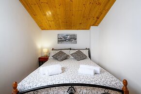 Spacious Apartment in Markoci