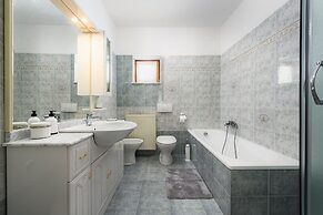 Spacious Apartment in Markoci