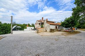 Spacious Apartment in Markoci