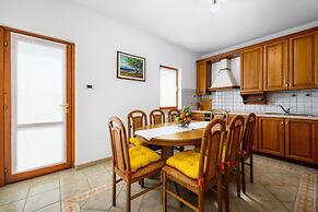 Spacious Apartment in Markoci