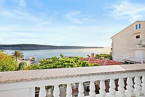 Coastal Comfort With Balcony