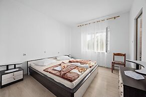 Coastal Comfort With Balcony