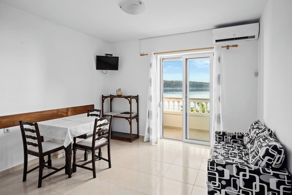 Coastal Comfort With Balcony