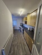 Spacious 3-bed Home -private Garden & Free Parking