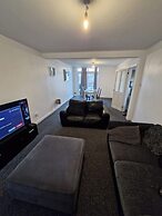 Spacious 3-bed Home -private Garden & Free Parking