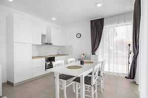 Modern Apartment, 300m From the Beach