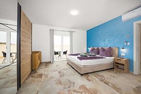 Luxe Villa in Pula With Pool and Jacuzzi