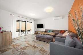 Luxe Villa in Pula With Pool and Jacuzzi