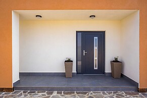 Luxe Villa in Pula With Pool and Jacuzzi