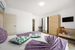 Luxe Villa in Pula With Pool and Jacuzzi