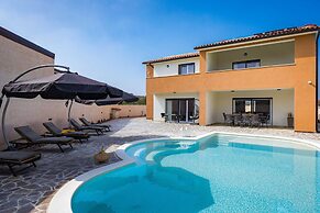 Luxe Villa in Pula With Pool and Jacuzzi