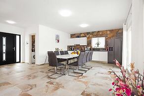 Luxe Villa in Pula With Pool and Jacuzzi