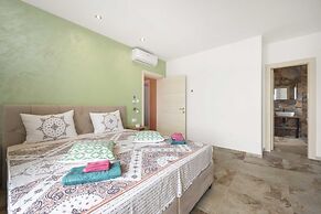 Luxe Villa in Pula With Pool and Jacuzzi