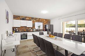Luxe Villa in Pula With Pool and Jacuzzi
