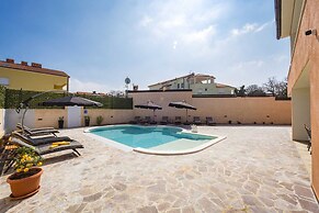 Luxe Villa in Pula With Pool and Jacuzzi