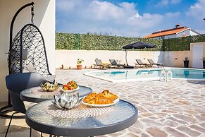 Luxe Villa in Pula With Pool and Jacuzzi