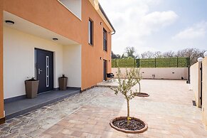 Luxe Villa in Pula With Pool and Jacuzzi