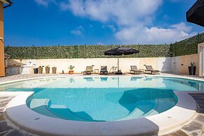 Luxe Villa in Pula With Pool and Jacuzzi