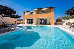Luxe Villa in Pula With Pool and Jacuzzi